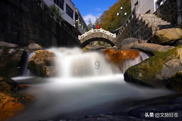 苏有朋受邀担任华表奖颁奖嘉宾,当年风采不减,黑框眼镜气质十足